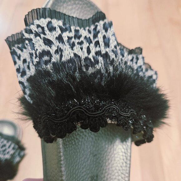 Sandals with handmade embellishments - Picture 3 of 7